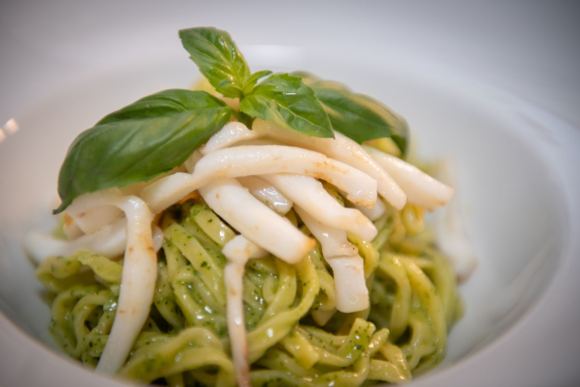 Pasta con calamari e basilico