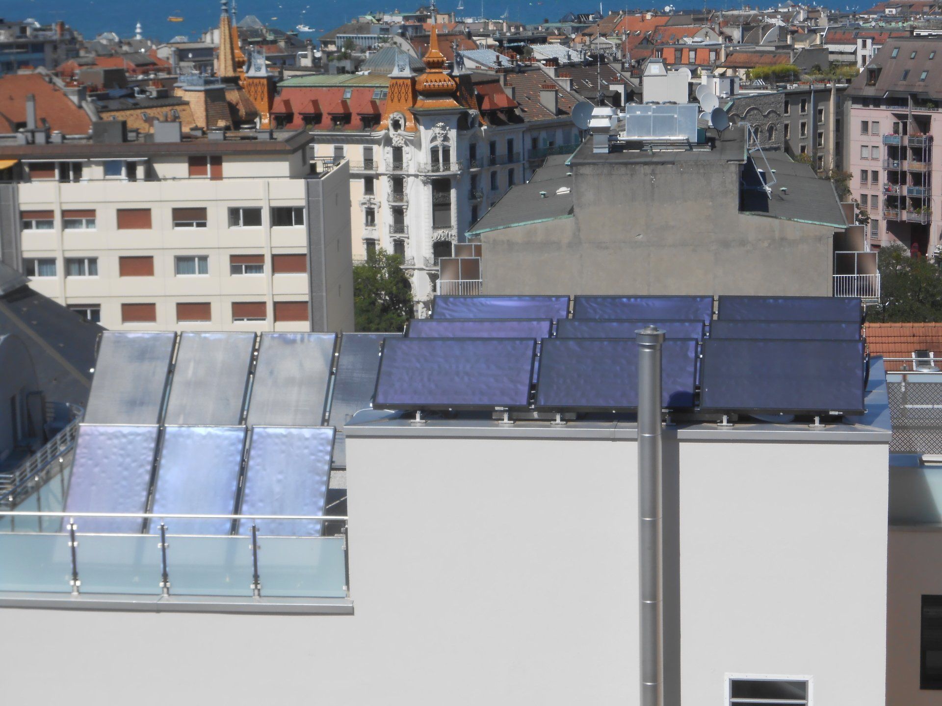installation de panneaux solaires sur un toit