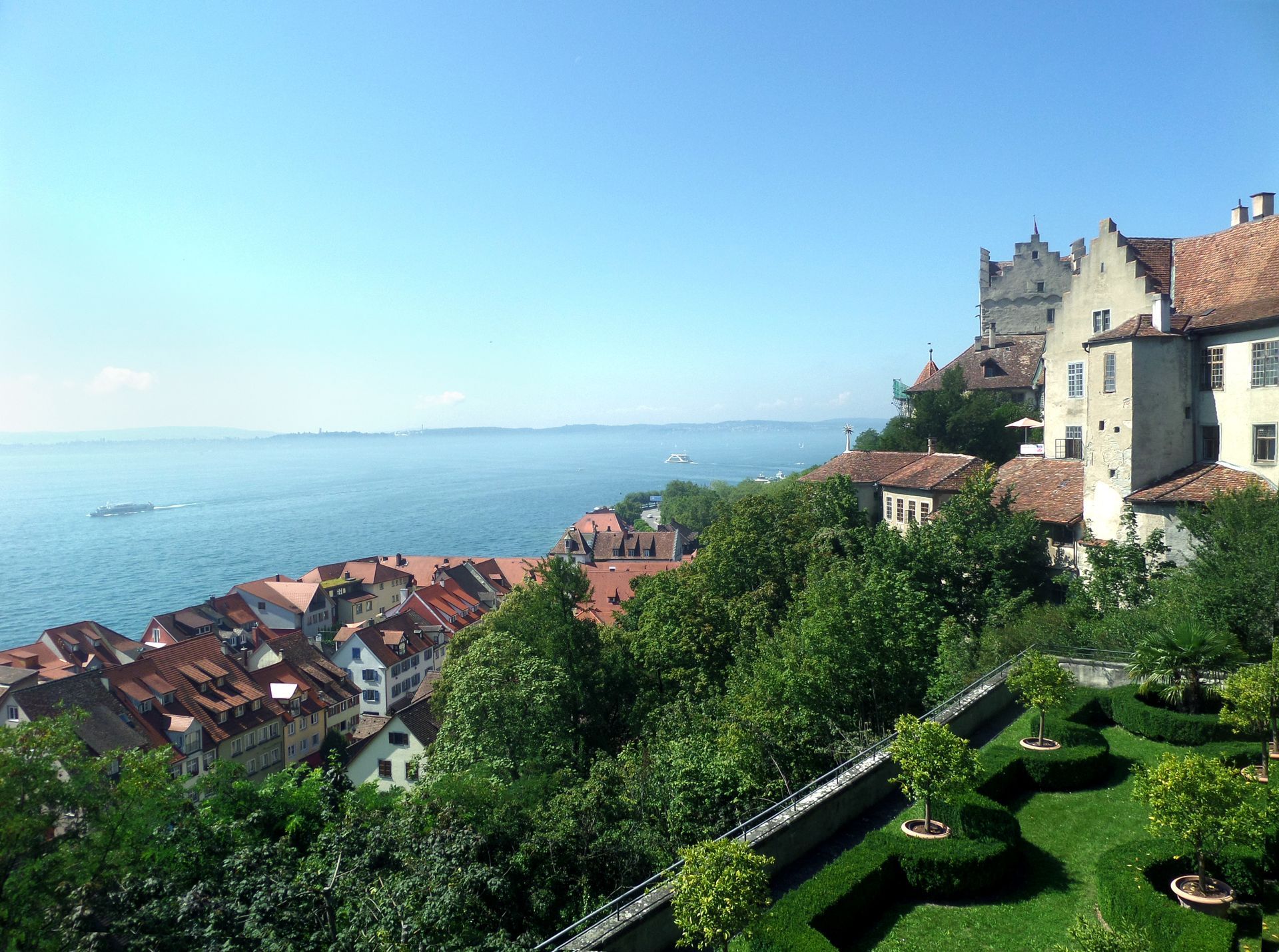 Ein Schild an einer Wand mit der Aufschrift „Schwebe darauf“.
