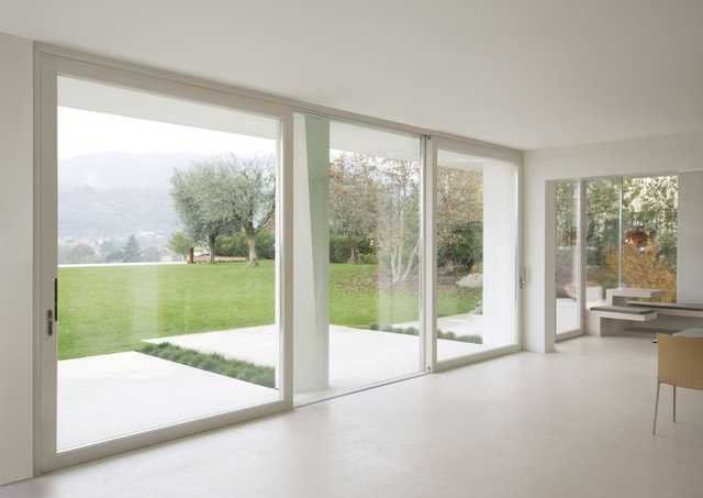 portafinestra aperta sul giardino