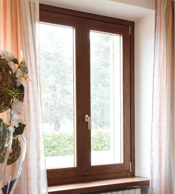 finestra abitazione in legno scuro