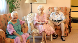 gruppo di anziani in casa di riposo