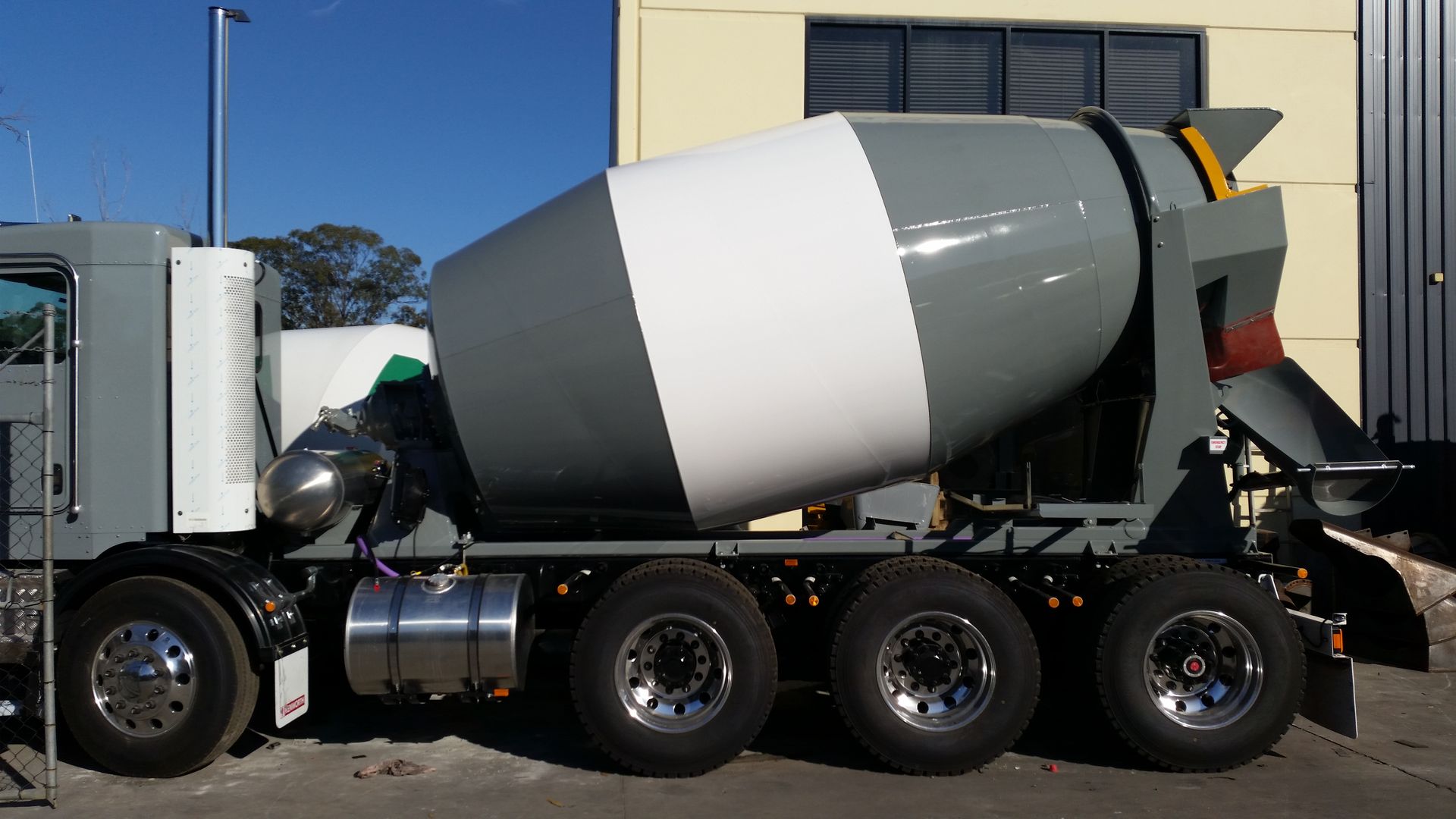 Low-Profile 8-Wheel Mixer — Sumner, QLD  — Thai Steel Fabrications