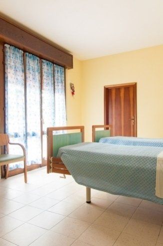 Dettaglio di camera doppia in struttura per anziani