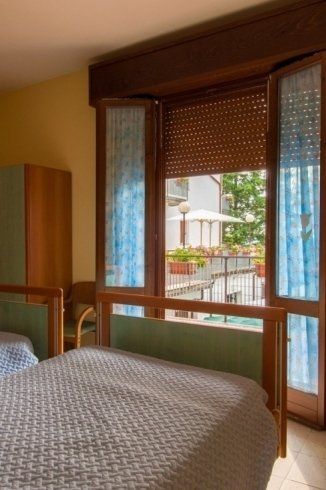 Camera con terrazzo in struttura per terza età