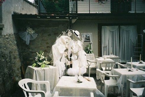 Tavoli apparecchiati per serata di divertimento a Villa Maia