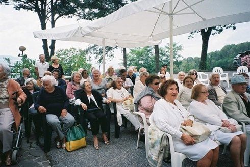 Pubblico alle attività ricreative della residenza per terza età