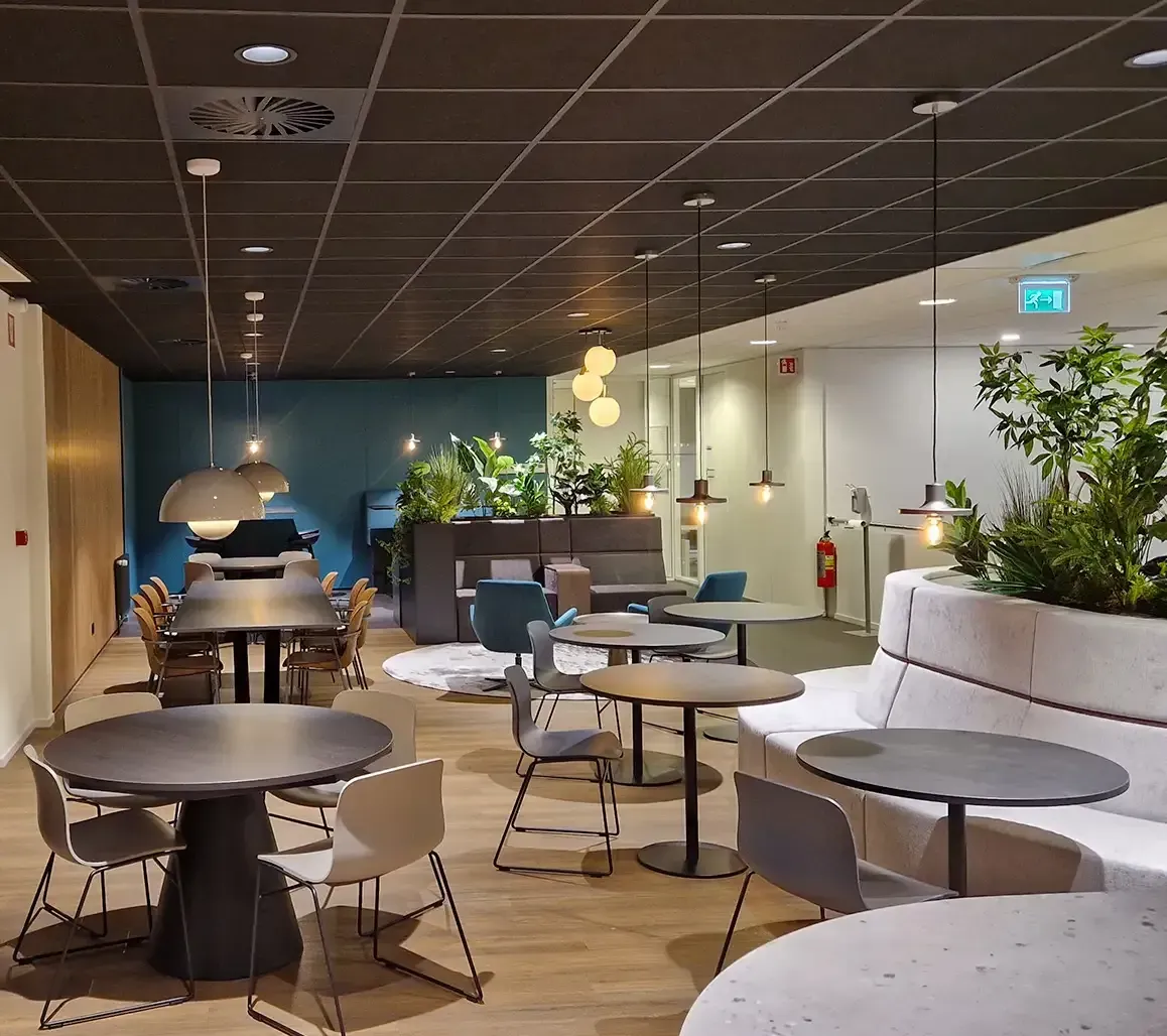 Er staan ​​veel tafels en stoelen in deze kamer.