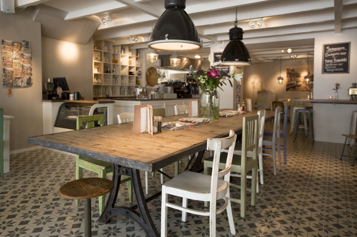 Een restaurant met een lange tafel en stoelen erin