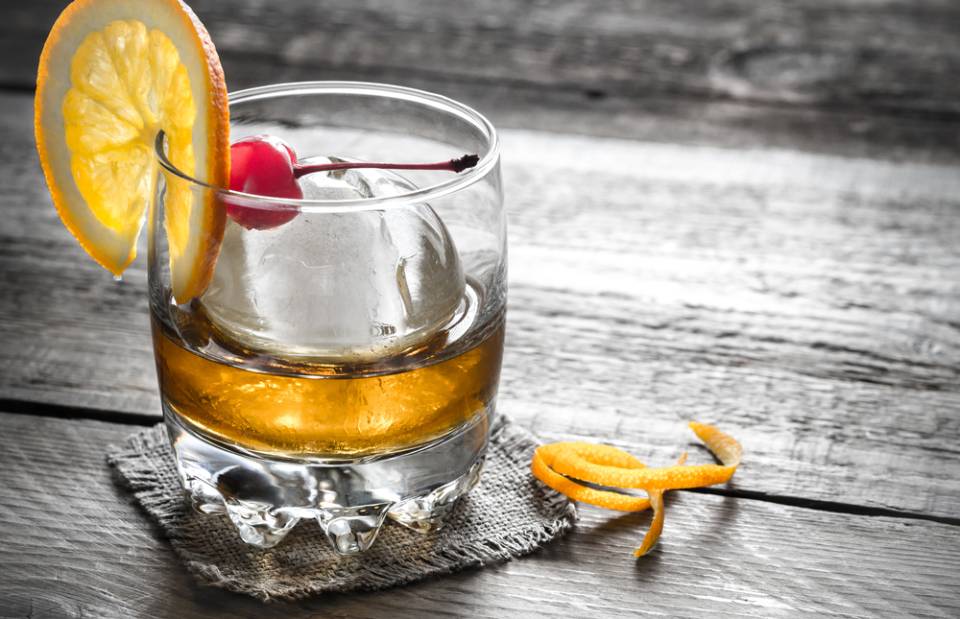 cocktail arancia e ghiaccio sferico