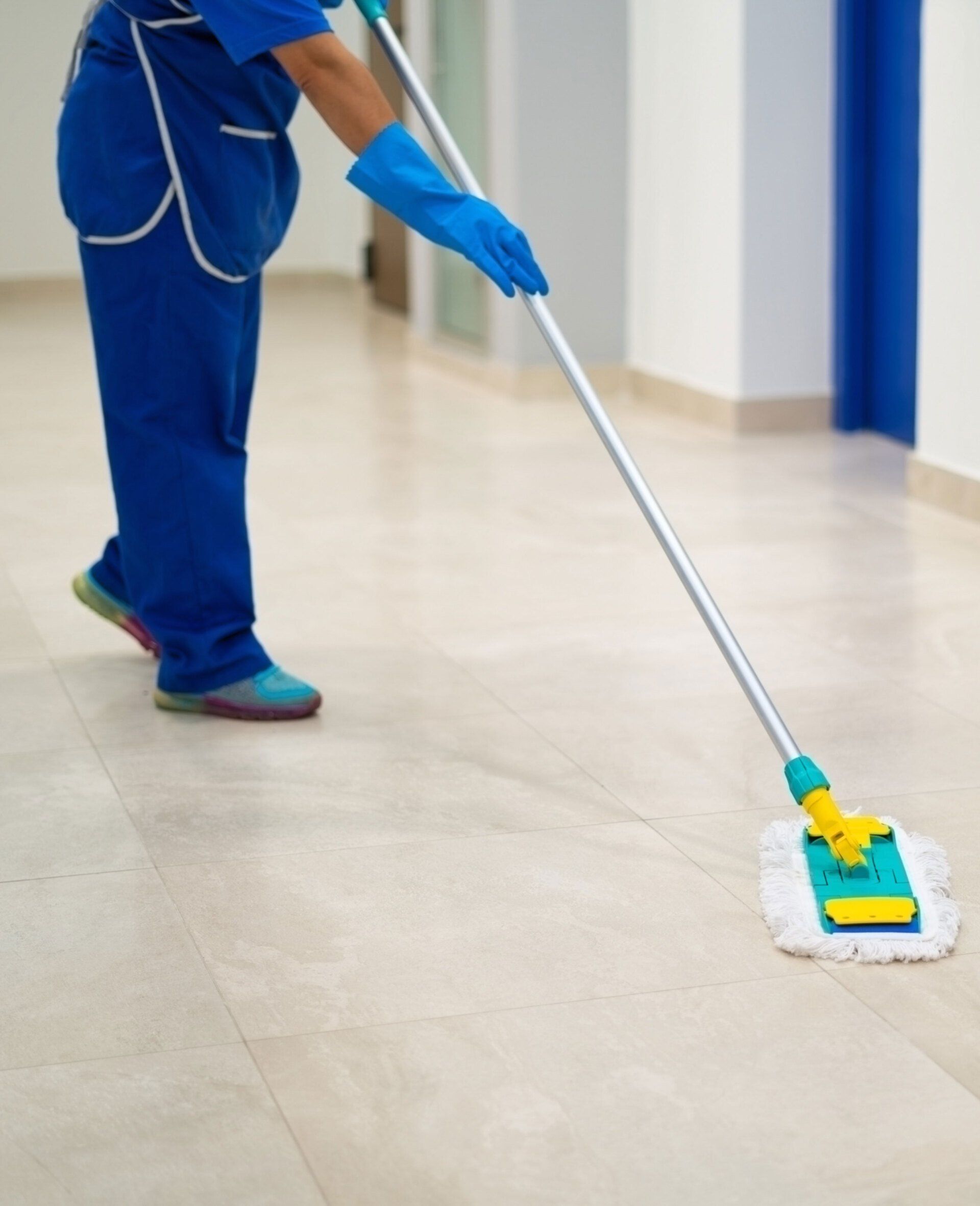 un manichino indossa un gilet grigio in una stanza accanto a un grammofono nella Sartoria uomo di Verona