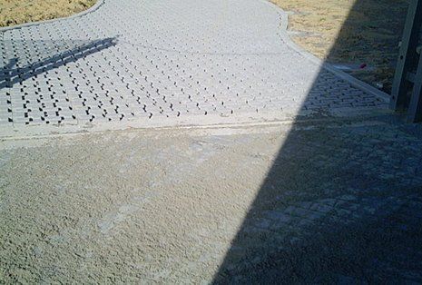 della terra sopra a una pavimentazione in cemento grigio
