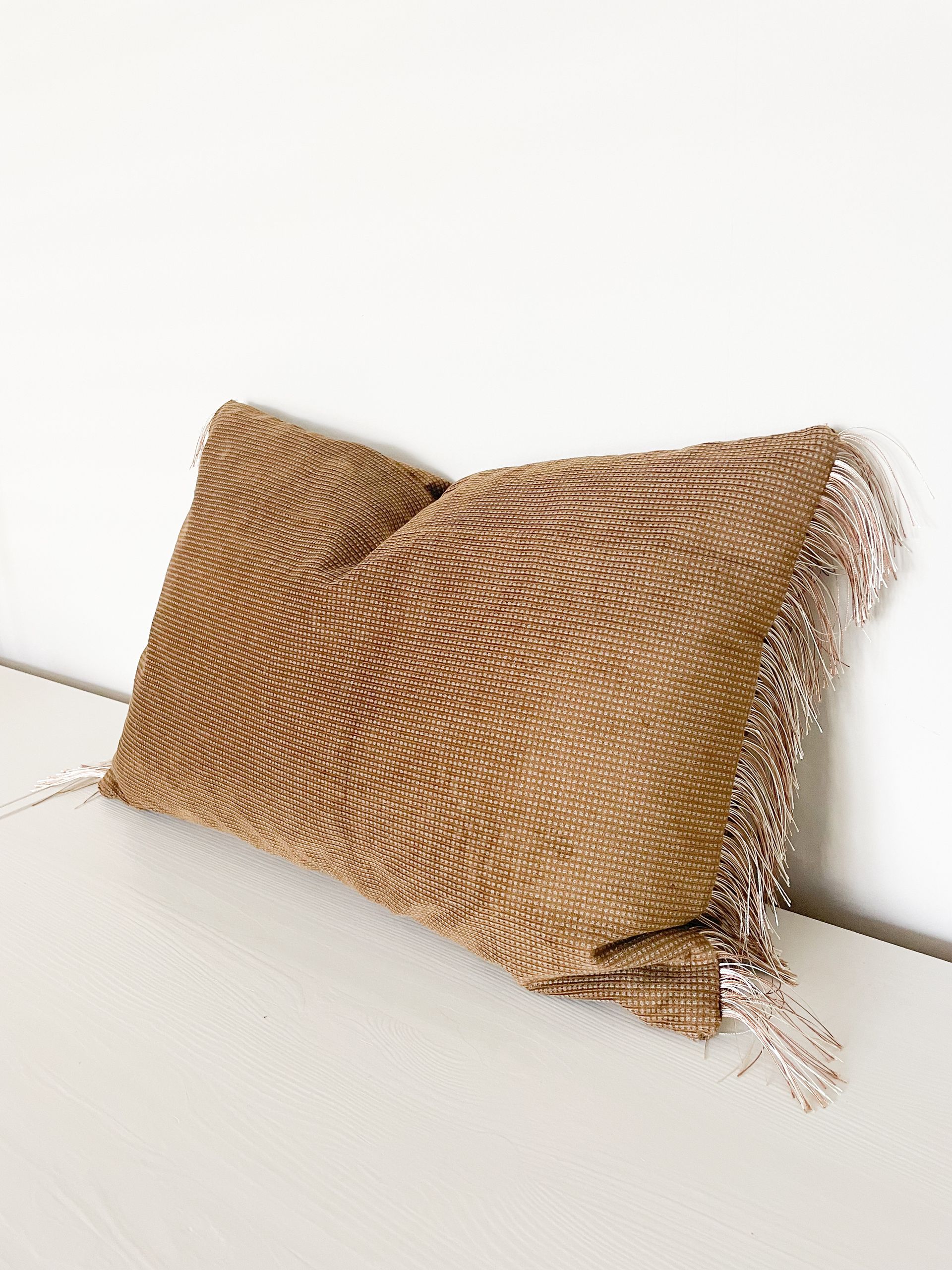 Handgemaakt sierkussen – camel met fringe detail