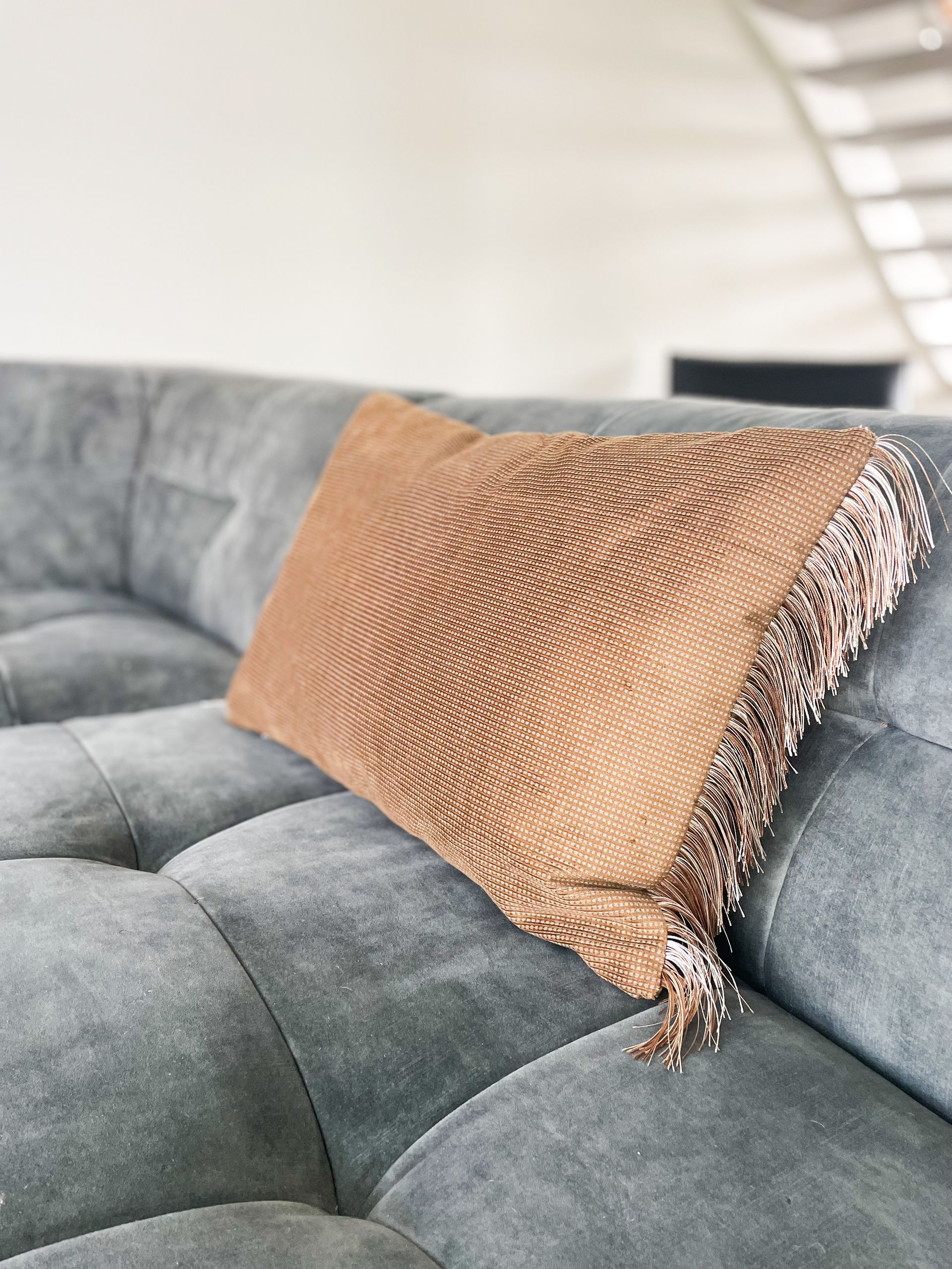 Handgemaakt sierkussen - camel met fringe detail