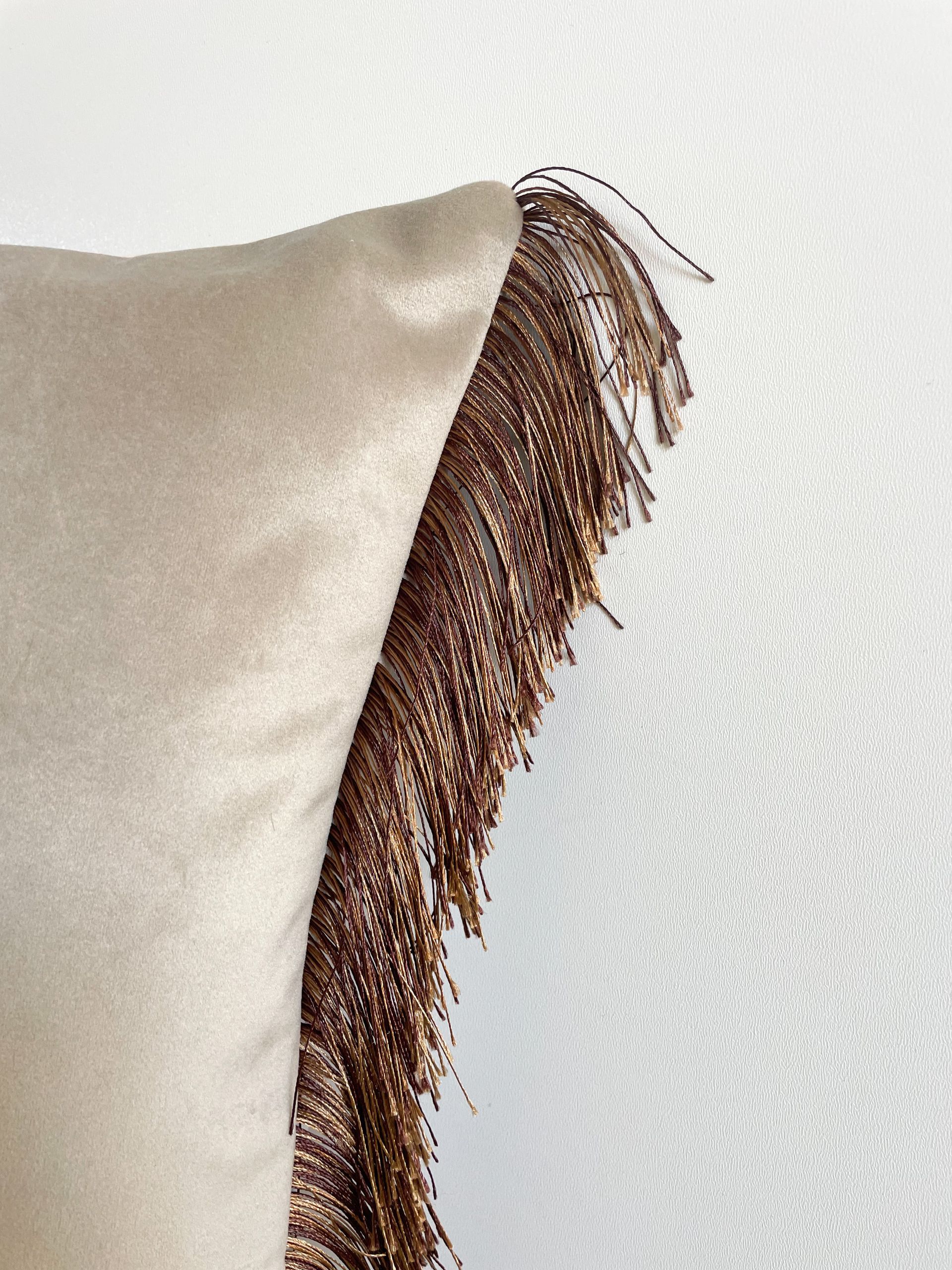Handgemaakt kussen beige velours met fringe detail