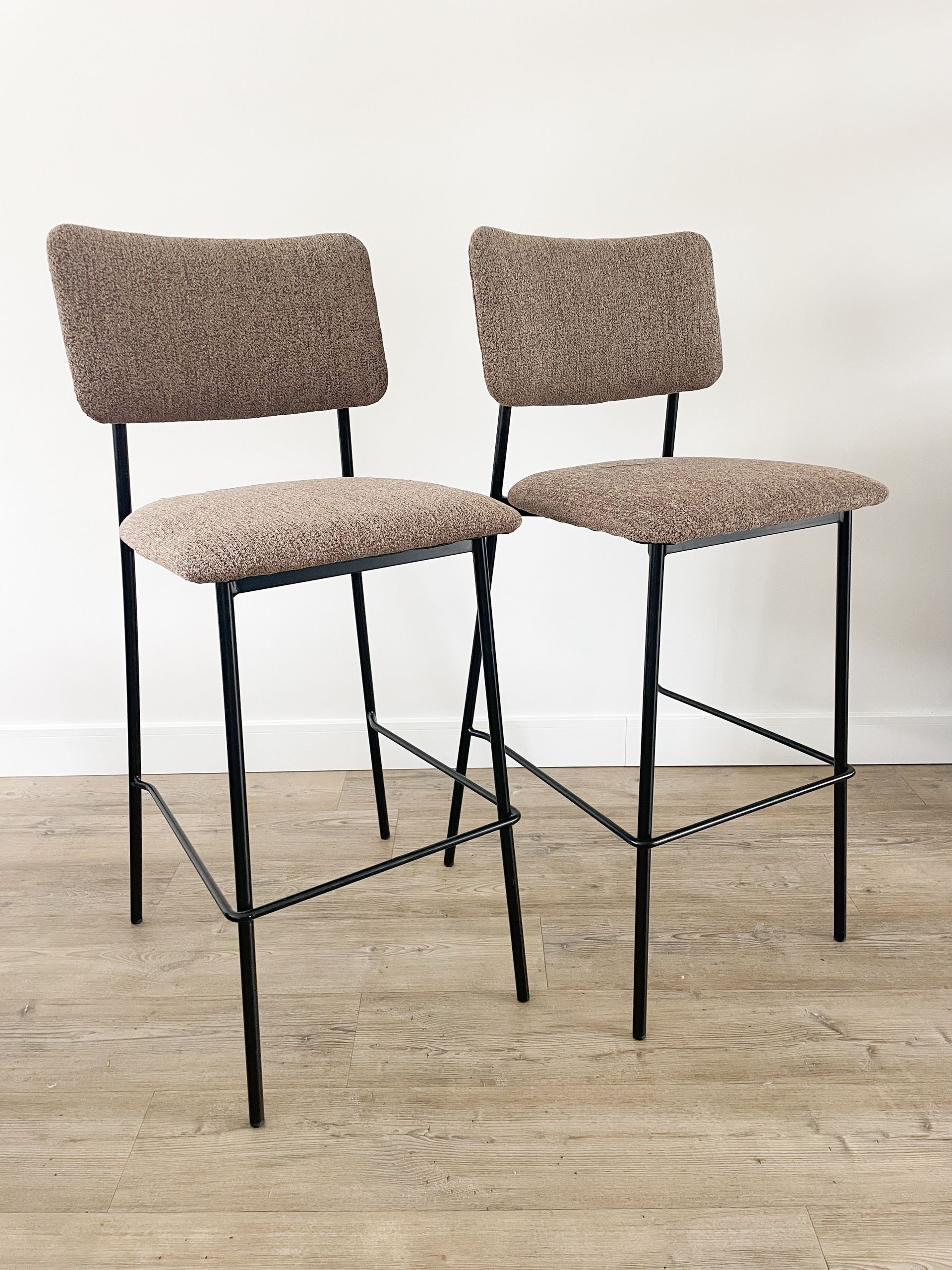 Restyled barkruk in bruin bouclé