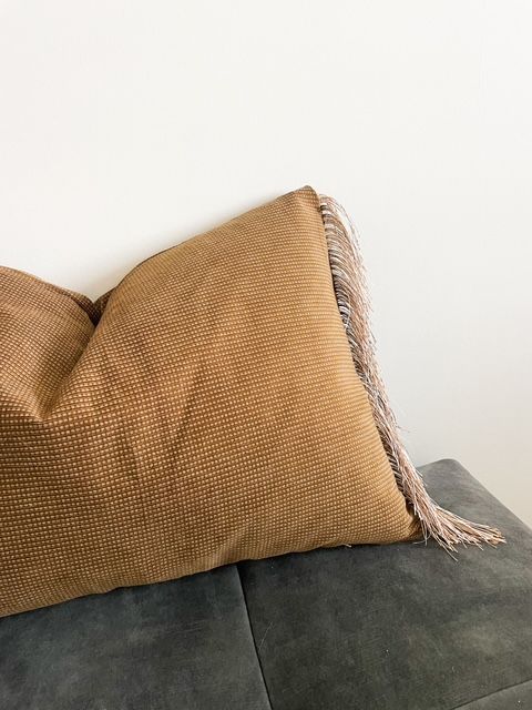 Handgemaakt sierkussen - camel met fringe detail