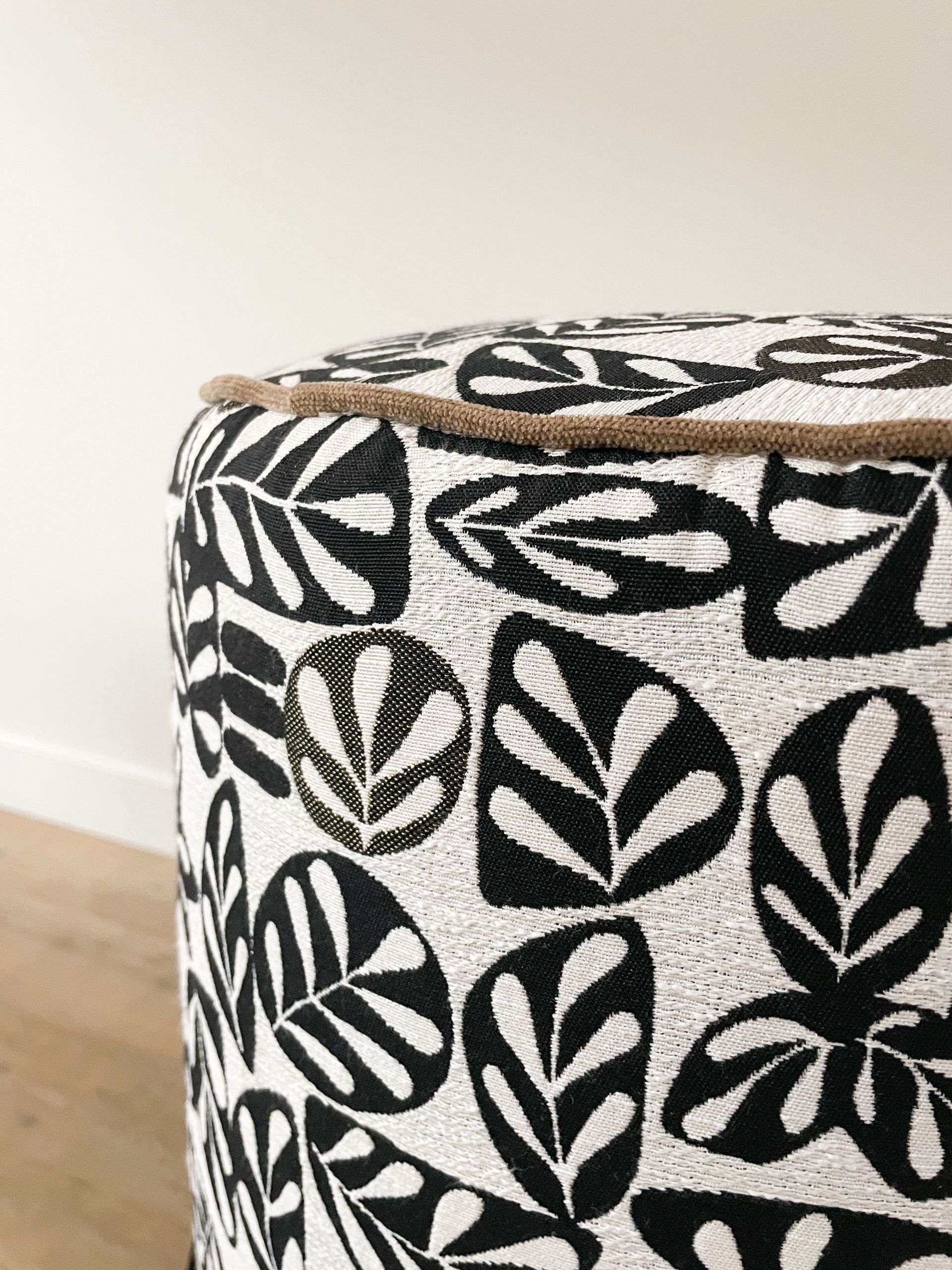 Restyled poef - Black&White - herstoffeerd