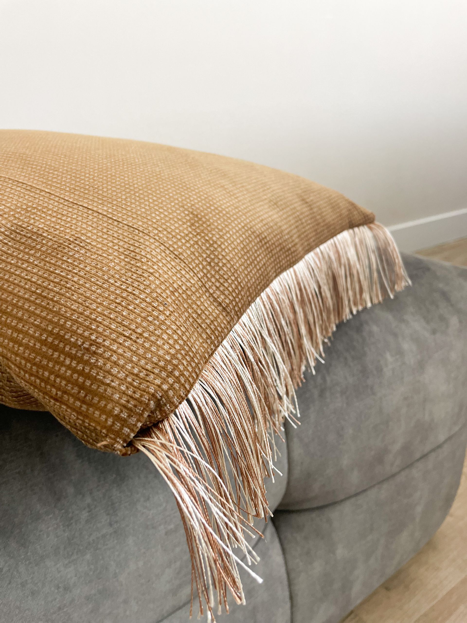Handgemaakt sierkussen – camel met fringe detail