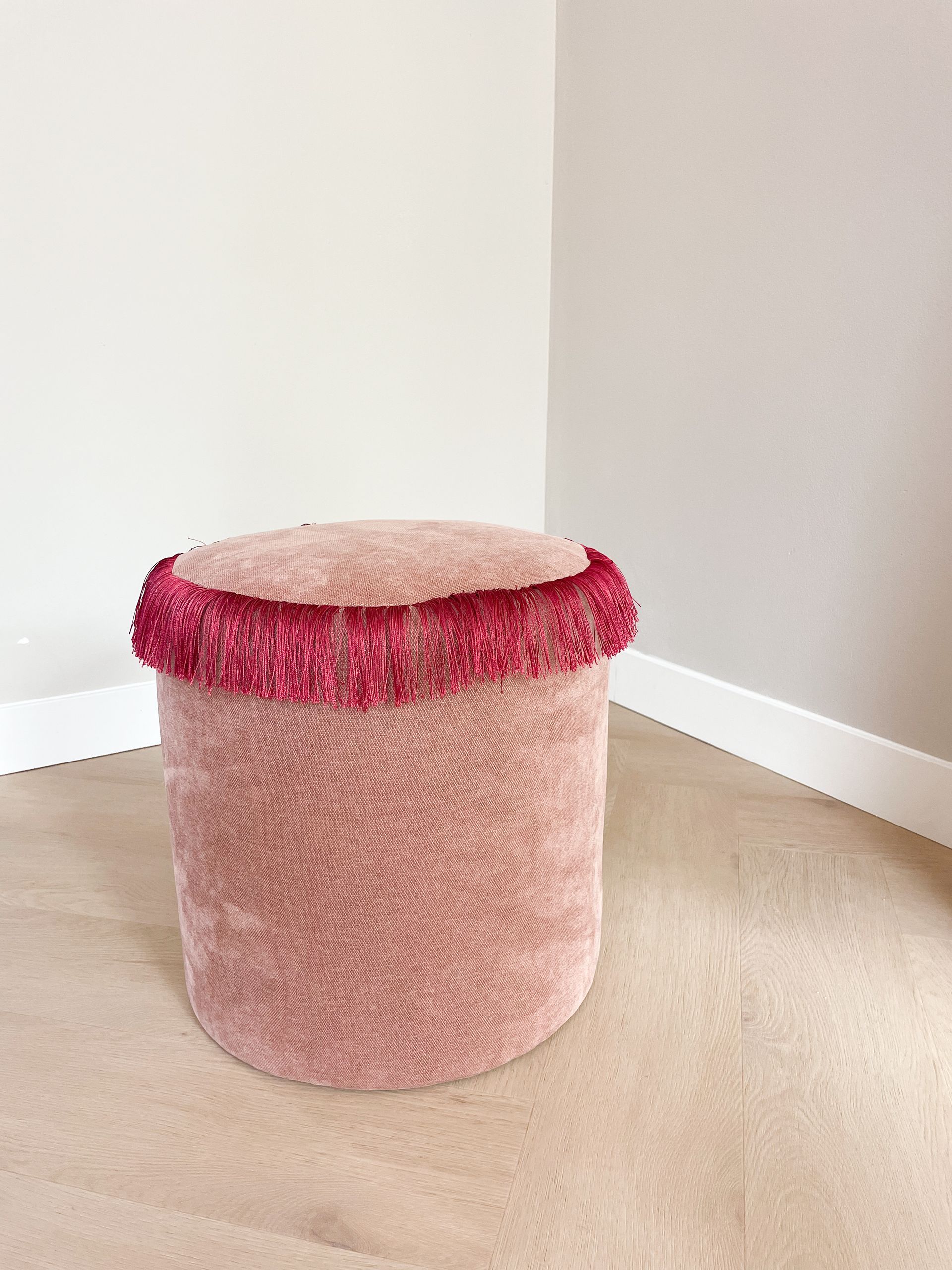 Handgemaakte poef | oudroze met bordeaux fringes