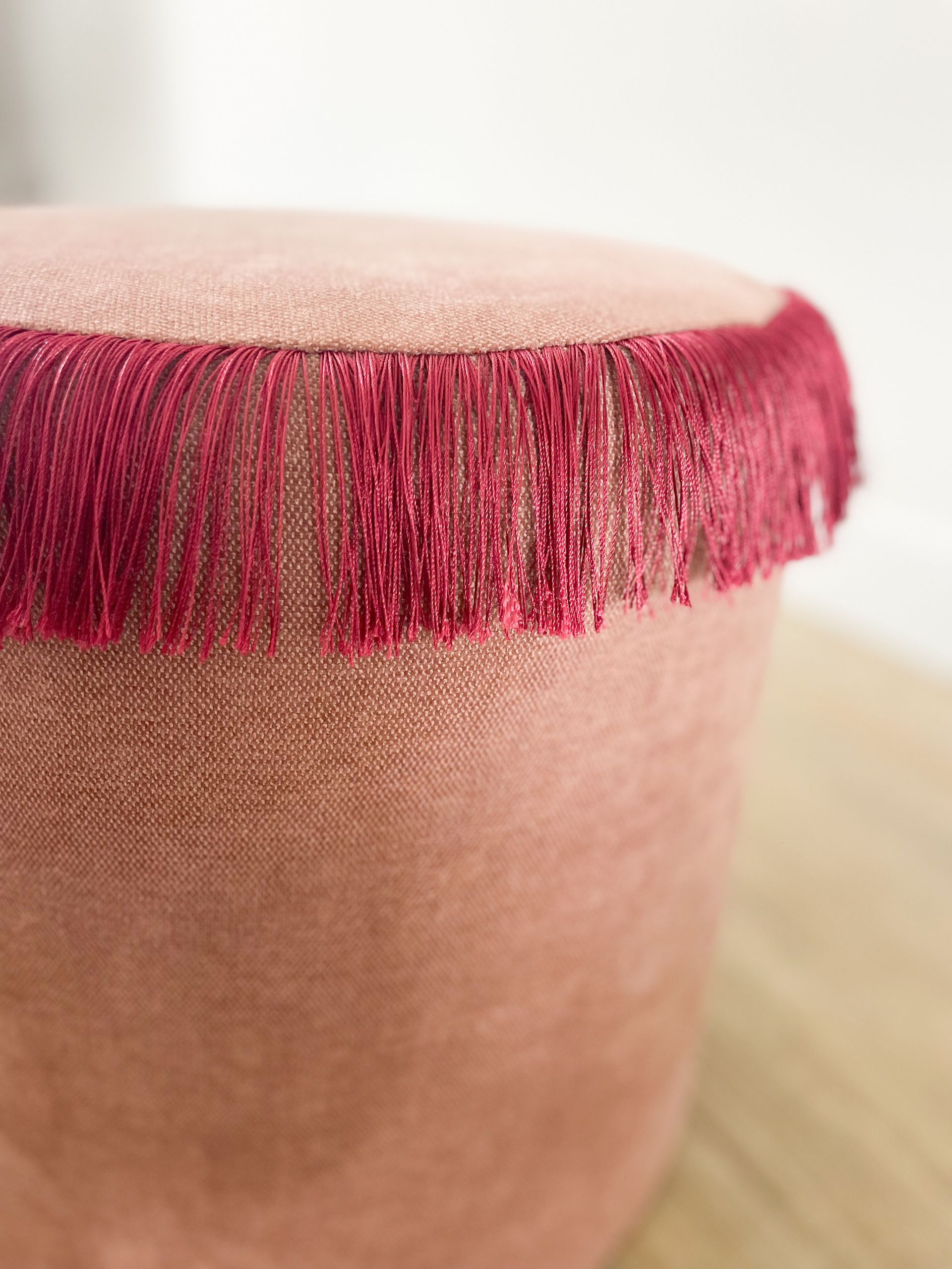 Handgemaakte poef | oudroze met bordeaux fringes