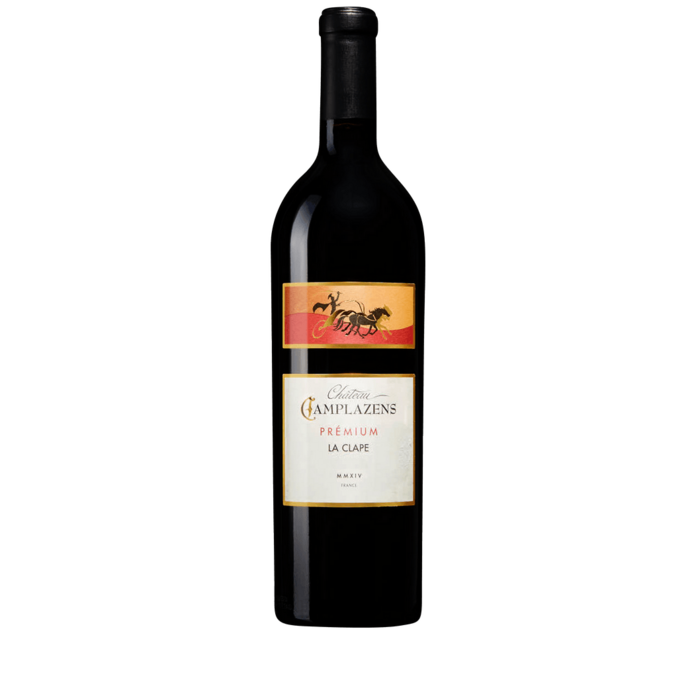 Een fles rode wijn met een etiket waarop een zonsondergang is afgebeeld en de tekst 