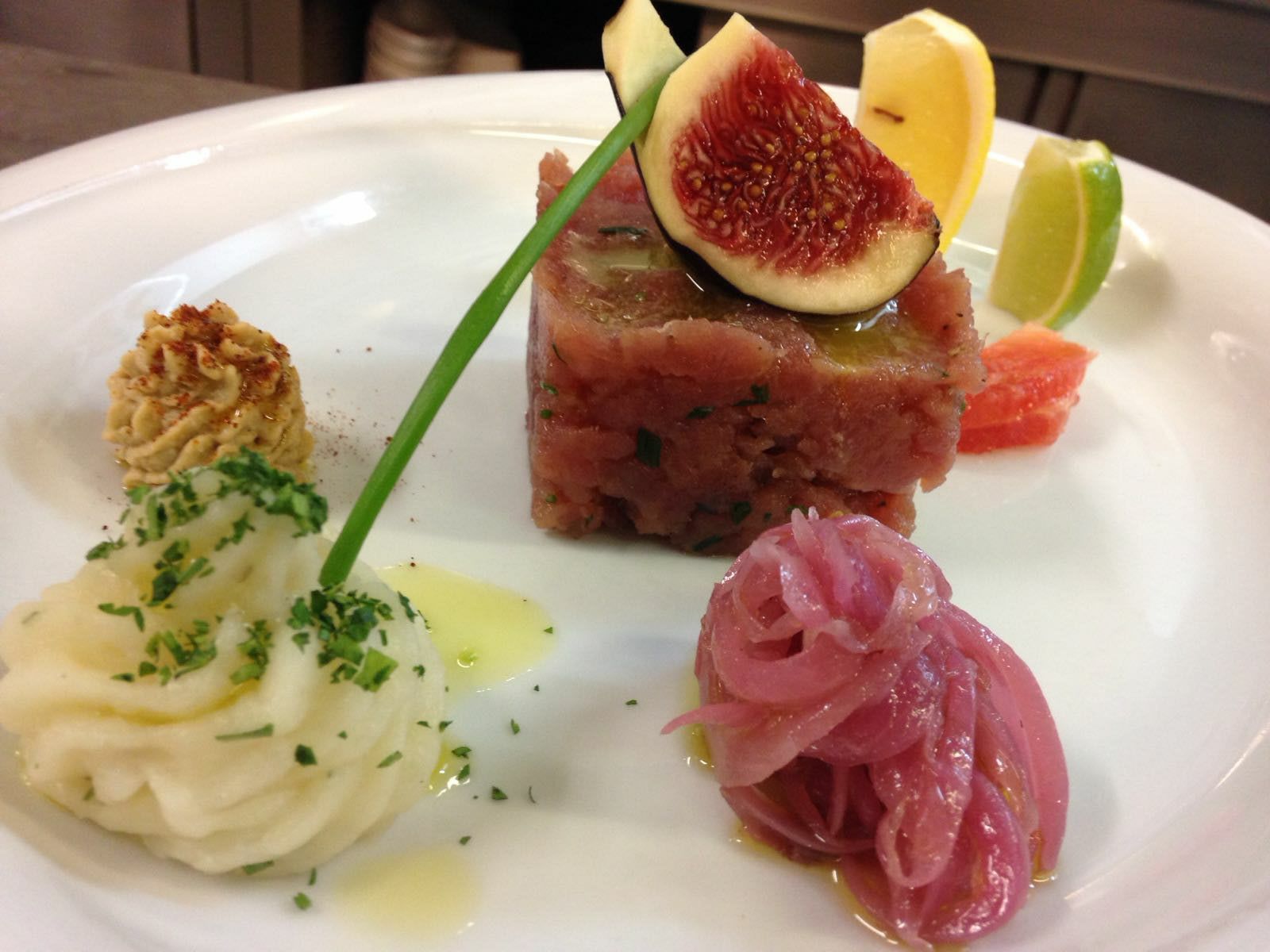 Piatto di carne cruda e fichi