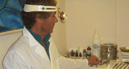 otorino durante visita medica Latina