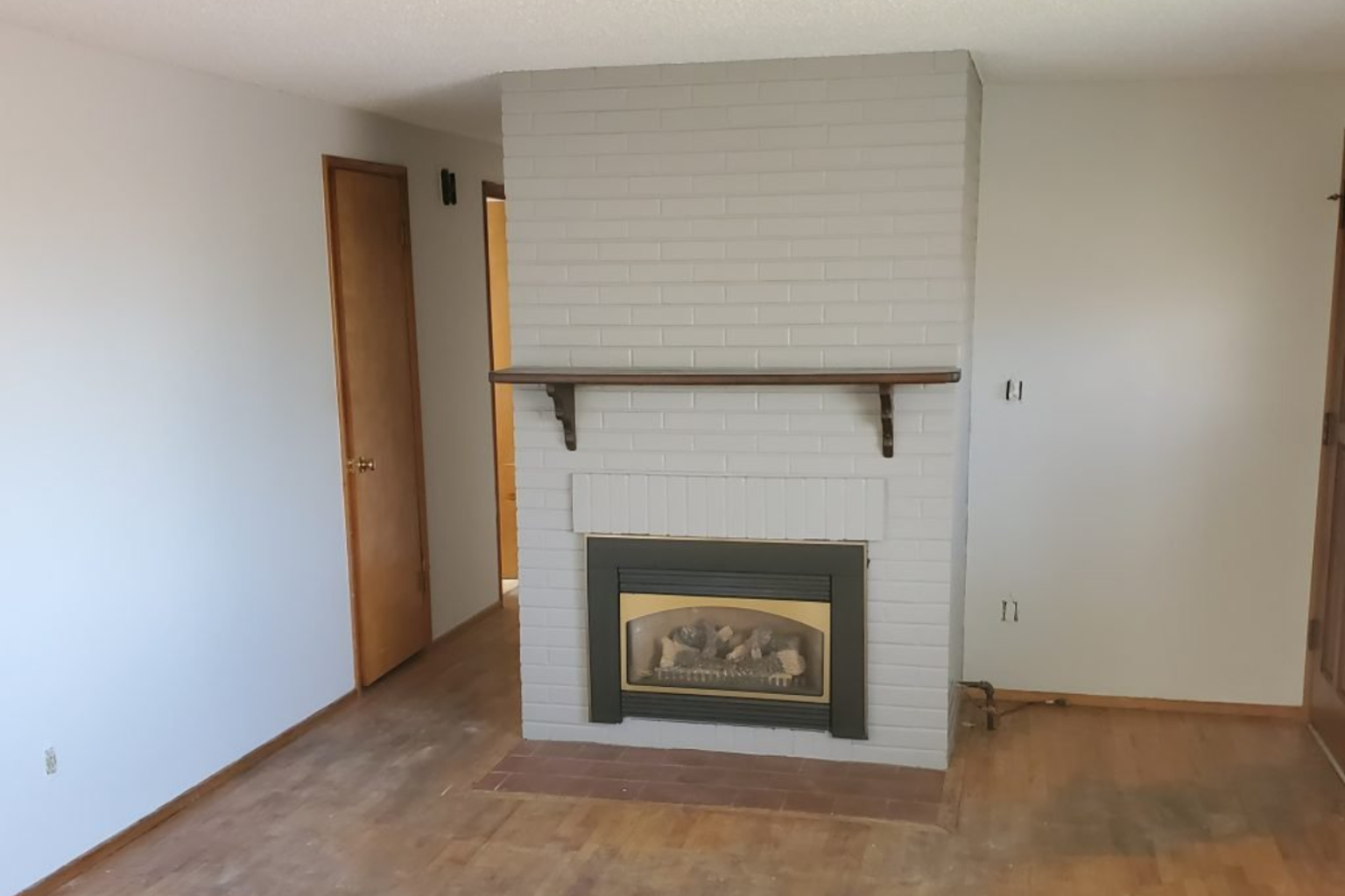 The trim and exterior siding of a house is crumbling due to wood rot. 