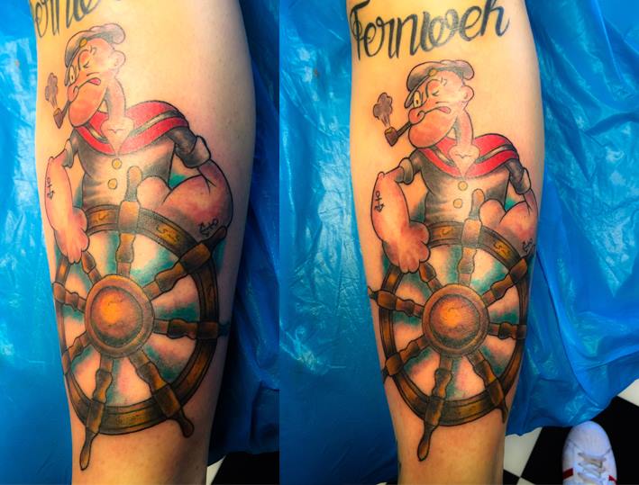 Eine Person hat ein Popeye-Tattoo auf ihrem Bein