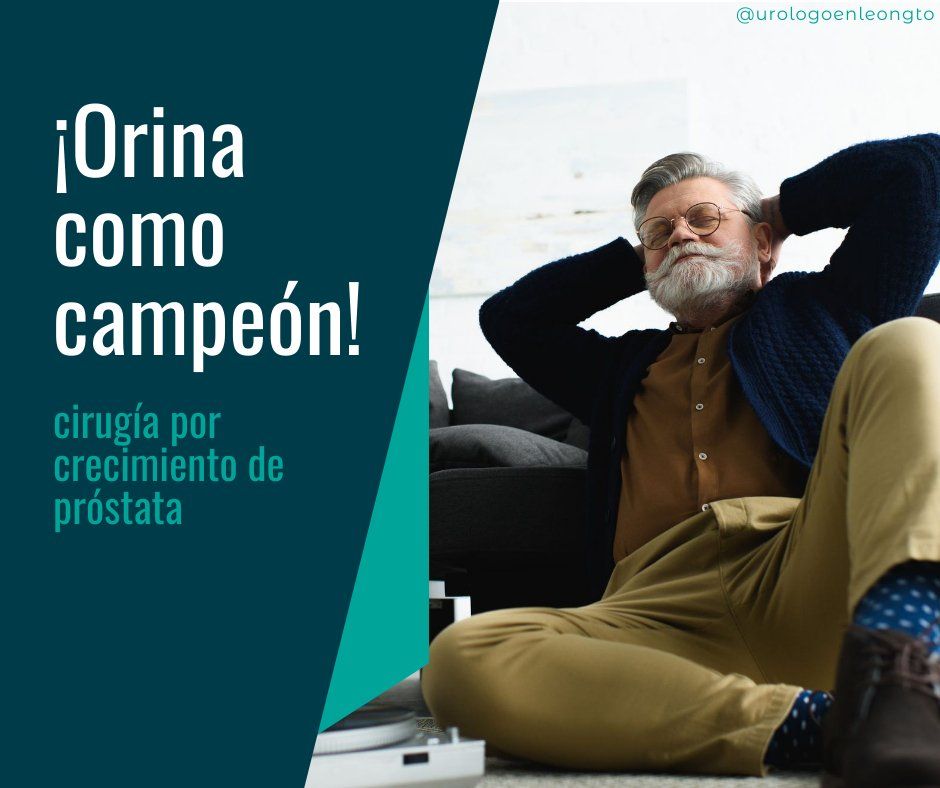 Un hombre mayor está sentado en el suelo con las manos detrás de la cabeza.