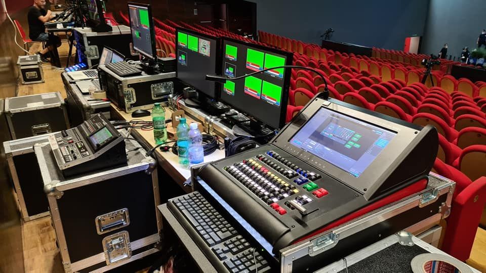 Allestimento di una sala di controllo in un auditorium.