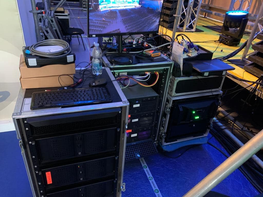 Una console con monitor, tastiera e rack per server, installata al chiuso su una piattaforma blu.