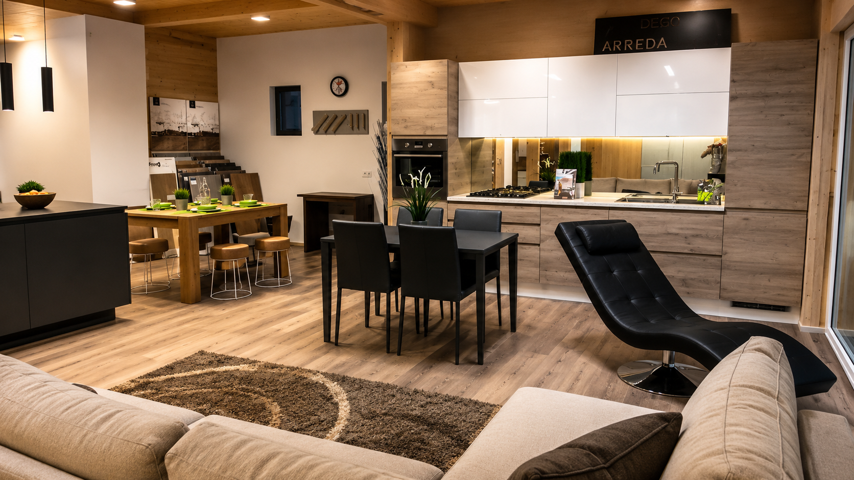 Soggiorno moderno a pianta aperta con divano beige, tavolo da pranzo, cucina e poltrona nera in un'illuminazione calda.