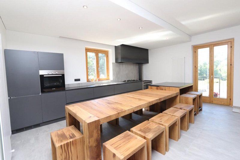 tavolo e sedie in legno