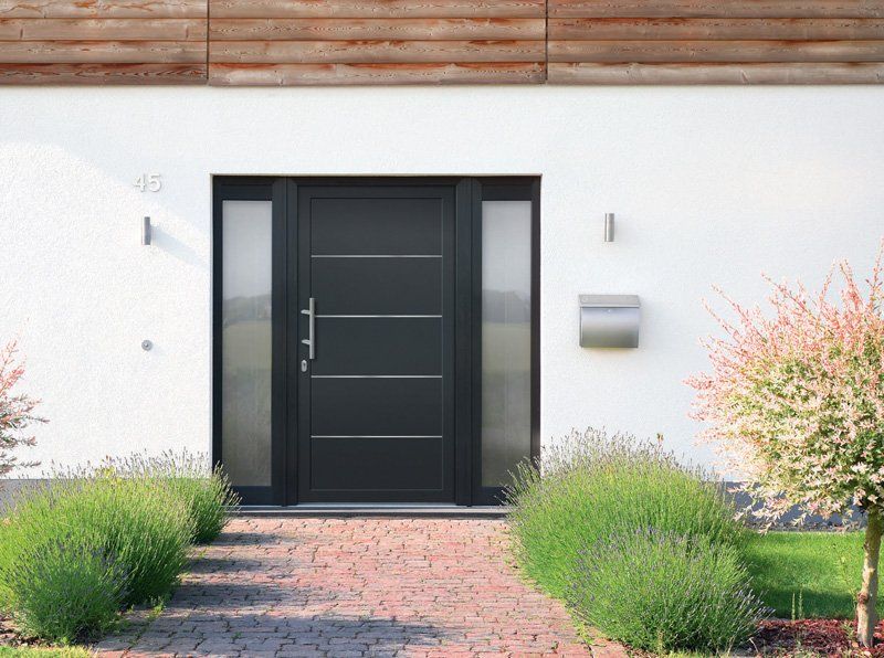 portone d'ingresso nero con vetri