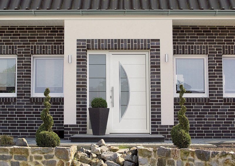 portone d'ingresso bianco con vetri