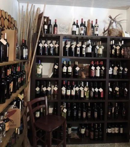 scaffale con vini e liquori sardi