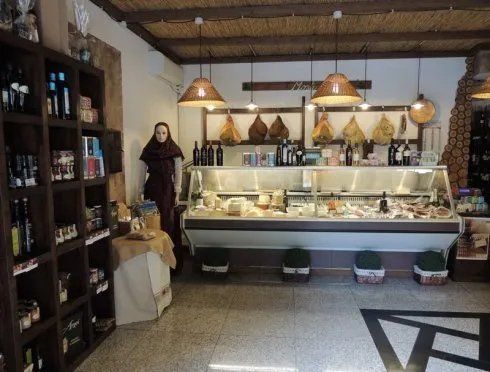 negozio di formaggi e prodotti tipici sardi