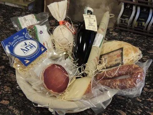 cesto con salumi e formaggi tipici sardi