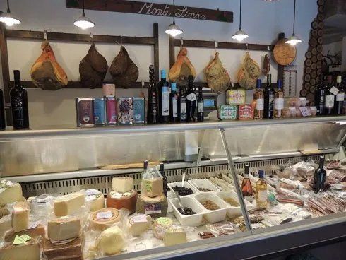 negozio di formaggi sardi