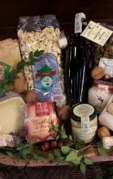 cesto natalizio con pasta e prodotti tipici della Sardegna
