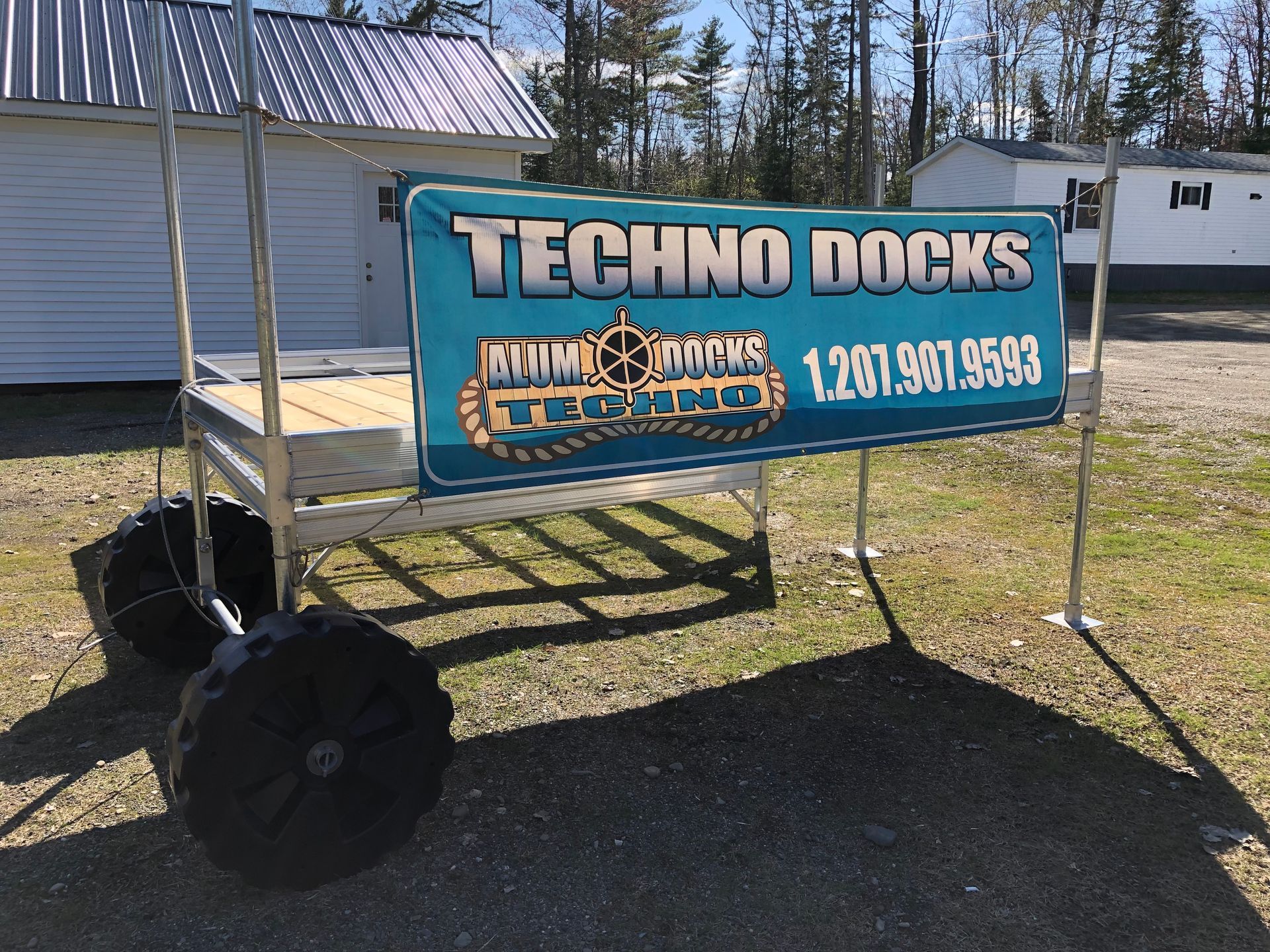 A blue sign that says techno docks on it