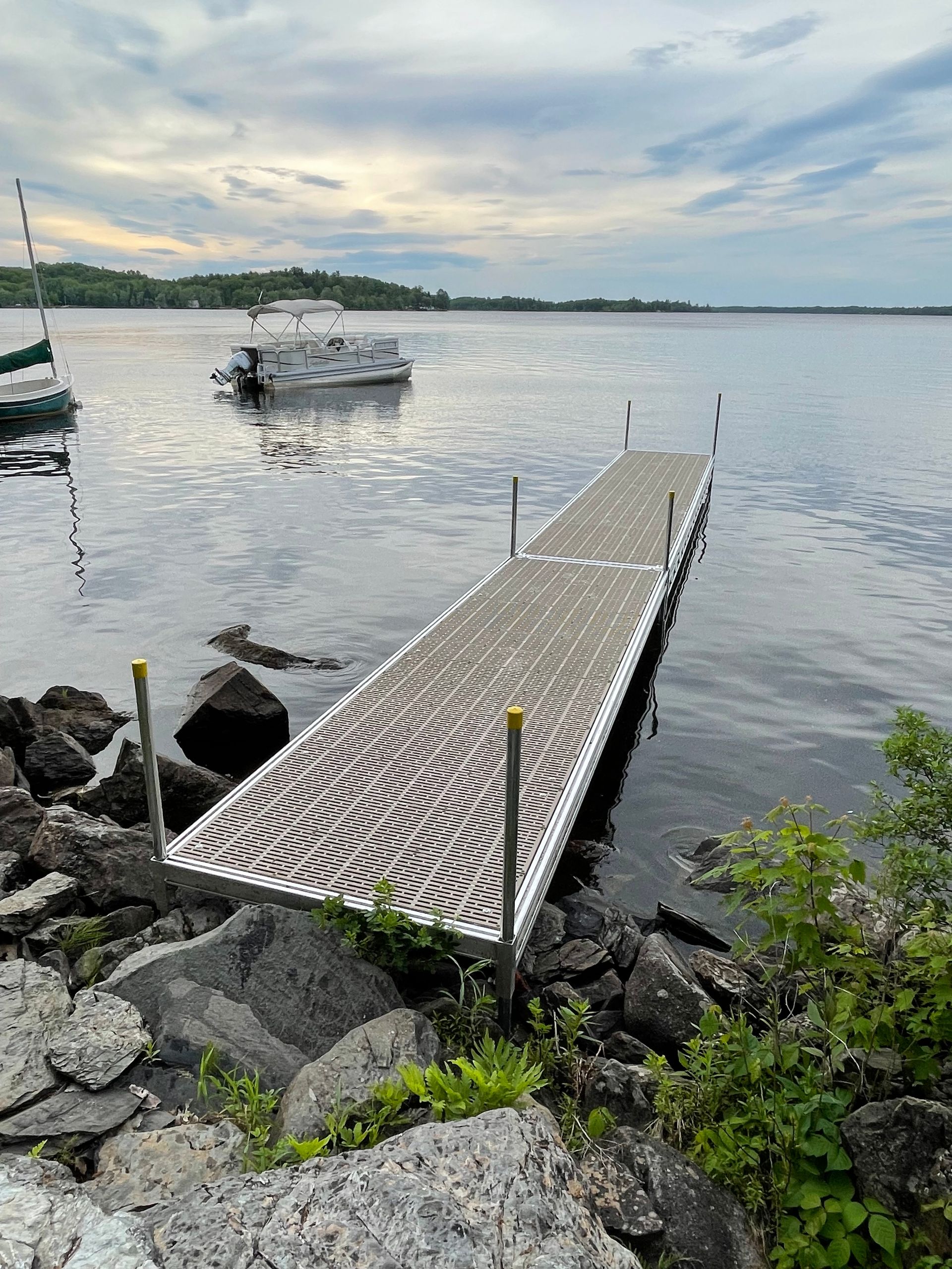 A boat is docked at a dock on a lake.