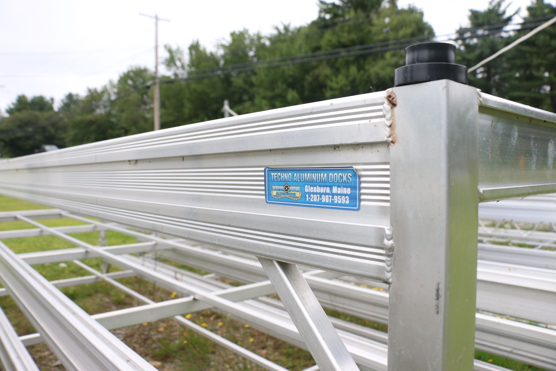 A metal structure with a sticker that says ' aluminum ' on it