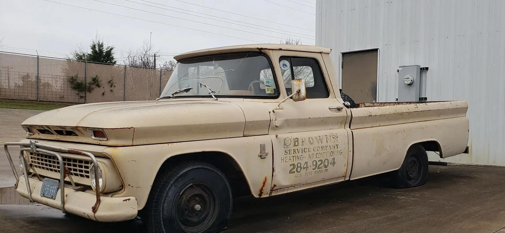 A pickup truck with a license plate that says 20145294