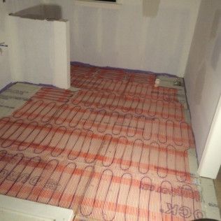 A room with a red and white rug on the floor.