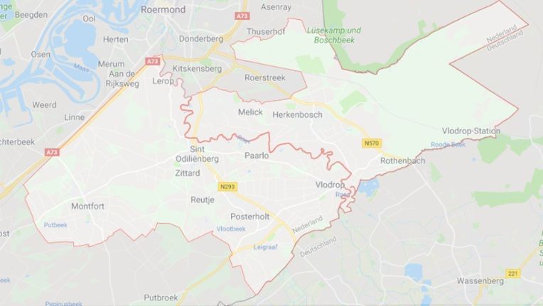 Een kaart van de stad Roermond, Nederland, met omliggende wijken, belangrijke wegen en rivieren.