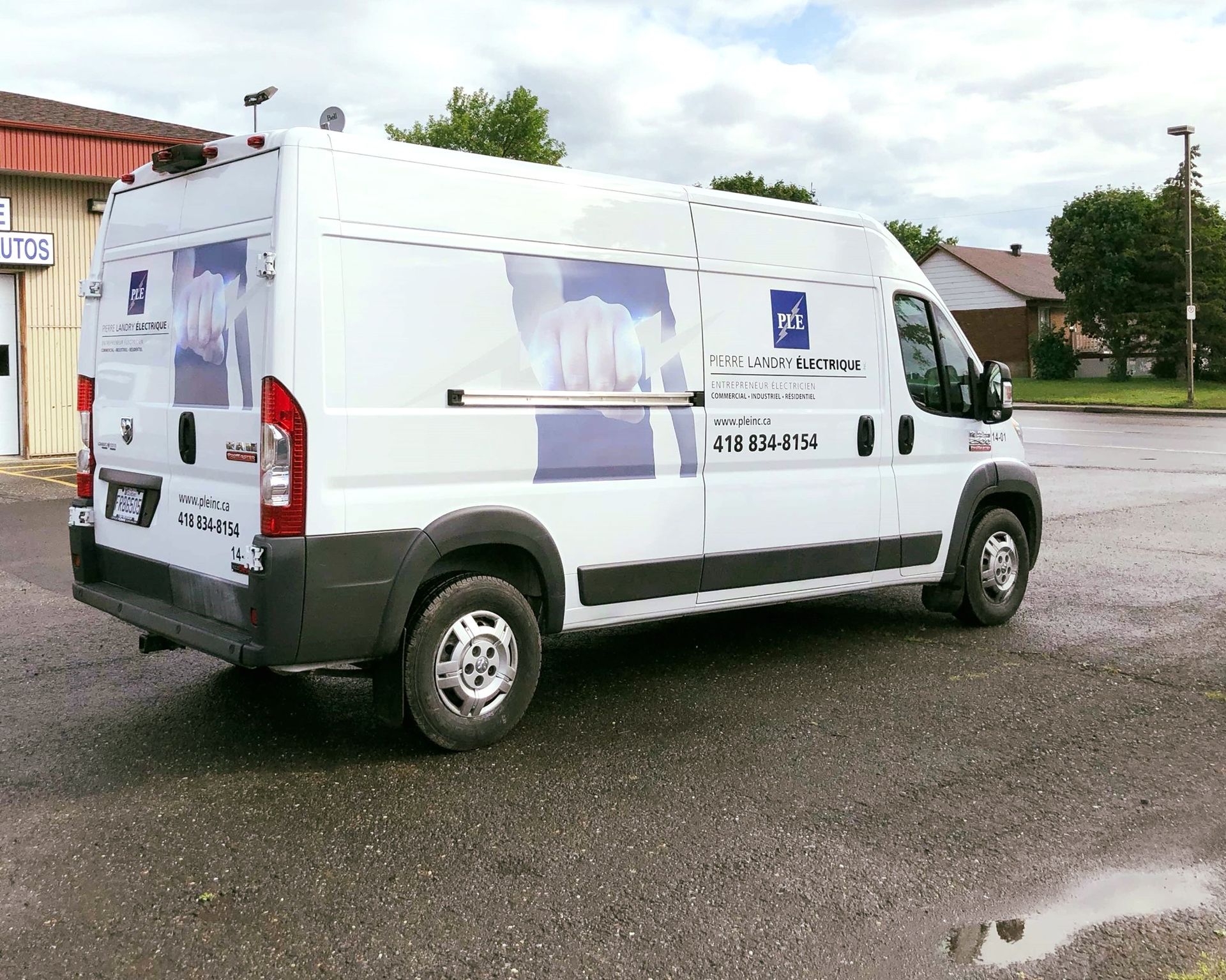 Une grande pièce avec des tables et des chaises