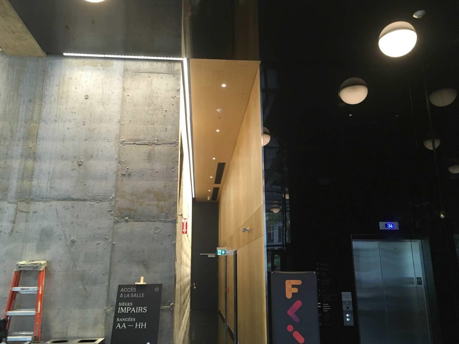 Un bâtiment avec une pancarte indiquant f dessus